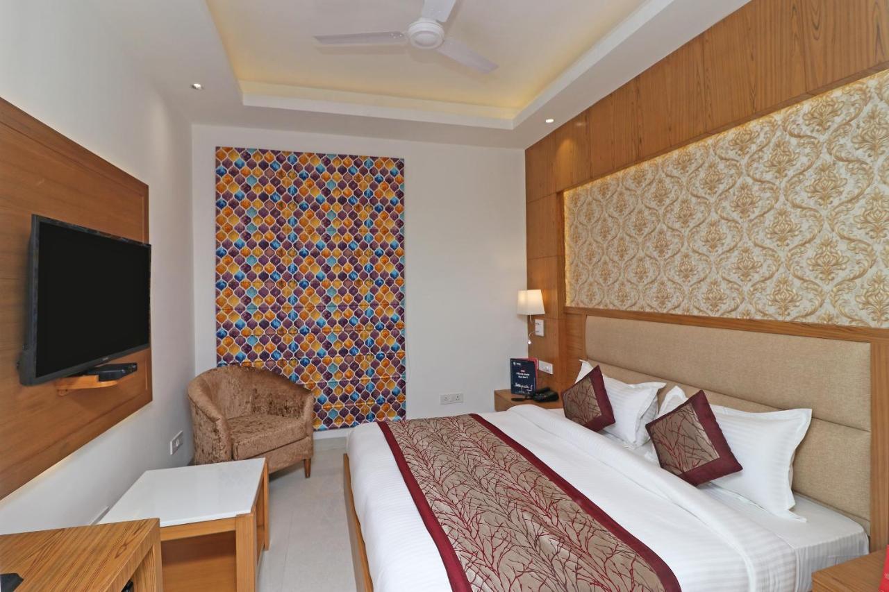 Capital O Hotel Star Inn Near Chhatarpur Metro Station New Delhi Exterior photo