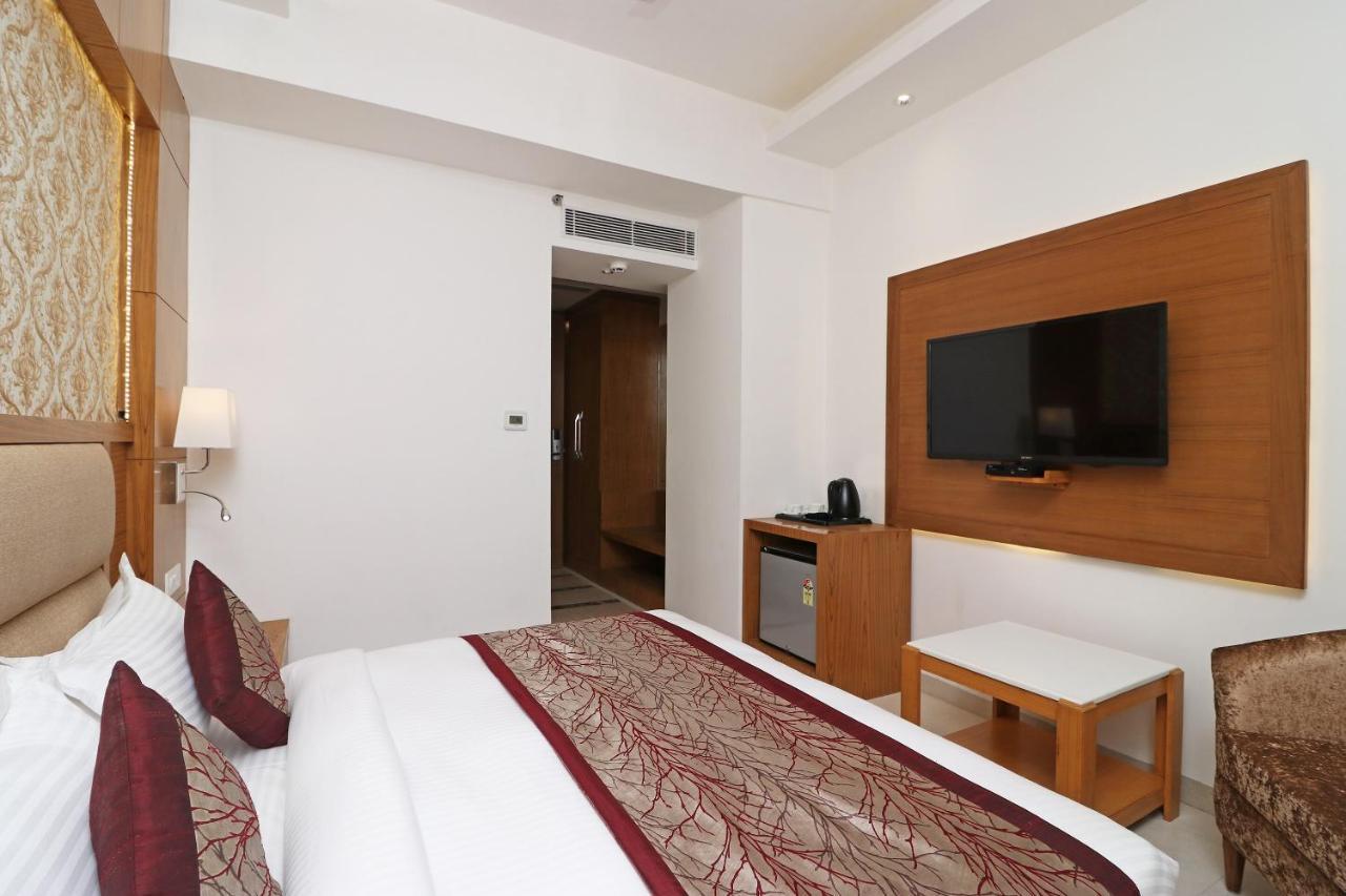 Capital O Hotel Star Inn Near Chhatarpur Metro Station New Delhi Exterior photo